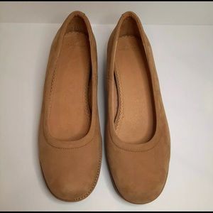 Lands End tan womens flats size 11D, suede, round toe
